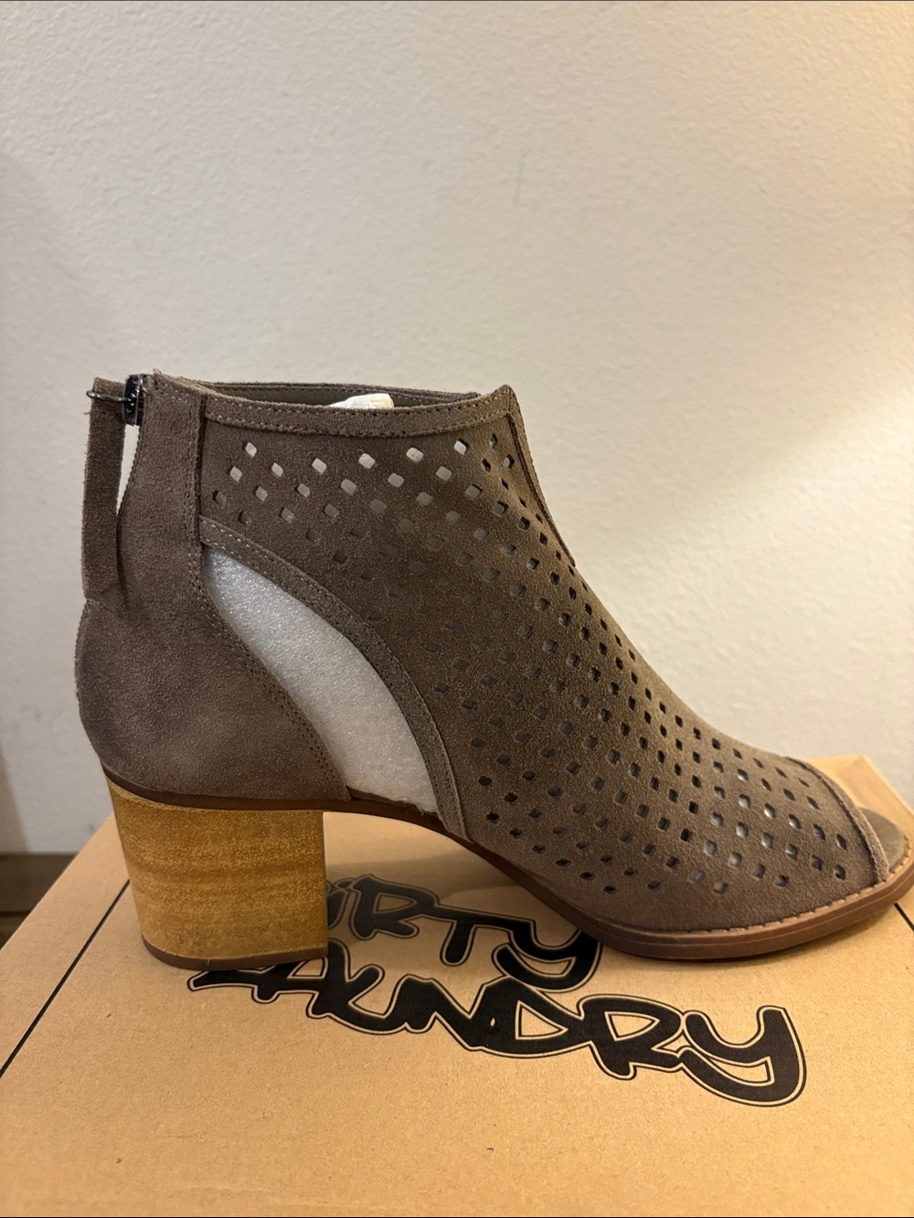 NIB [Dirty Laundry] Tessa Perforated Suede Peep-Toe Low Block Heel Women’s 9.5 - Picture 7 of 12